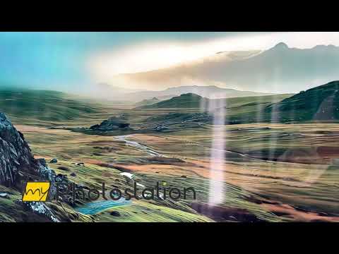 Misty Highland Path Glaswandkunst – Eine ruhige Reise durch sanfte Hügel