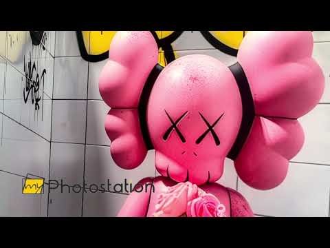Kaws – Rosa Glaswandkunst