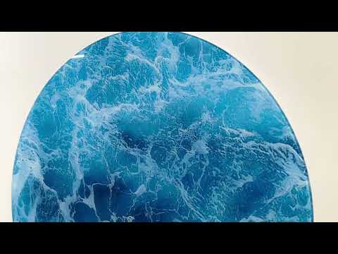 Runde Glaswandkunst mit blauen Meereswellen