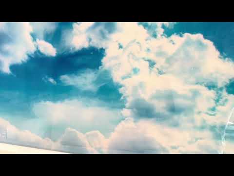 Strahlend blauer Himmel und Wolken: Strahlende Atmosphäre auf Glaswandbildern