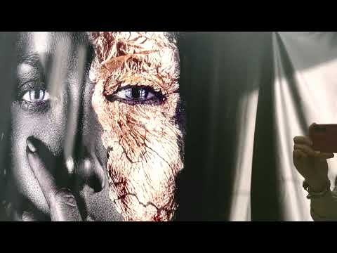 Silberne afrikanische Frau aus Glas als Wanddekoration