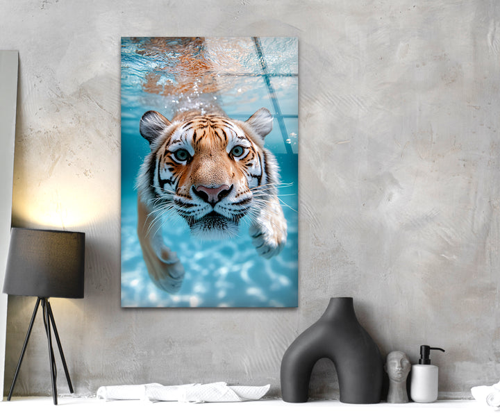 Tiger schwimmt unter Wasser im Pool, Glaswandkunst