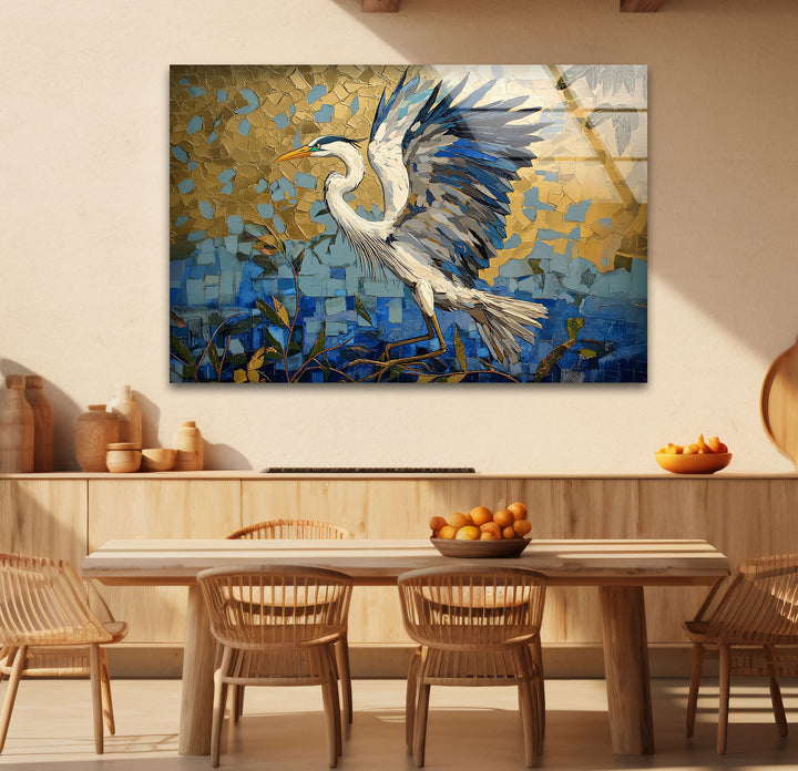 Flügel aus Gold – Mosaikreiher im Flug, Glaswandkunst