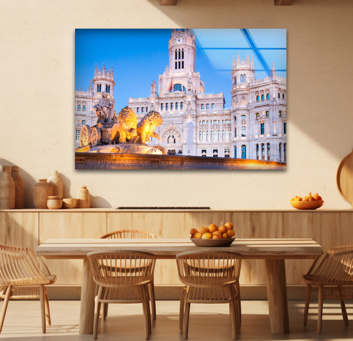 Madrider Glaswandkunst – Cibeles-Brunnen und Rathaus in der Dämmerung