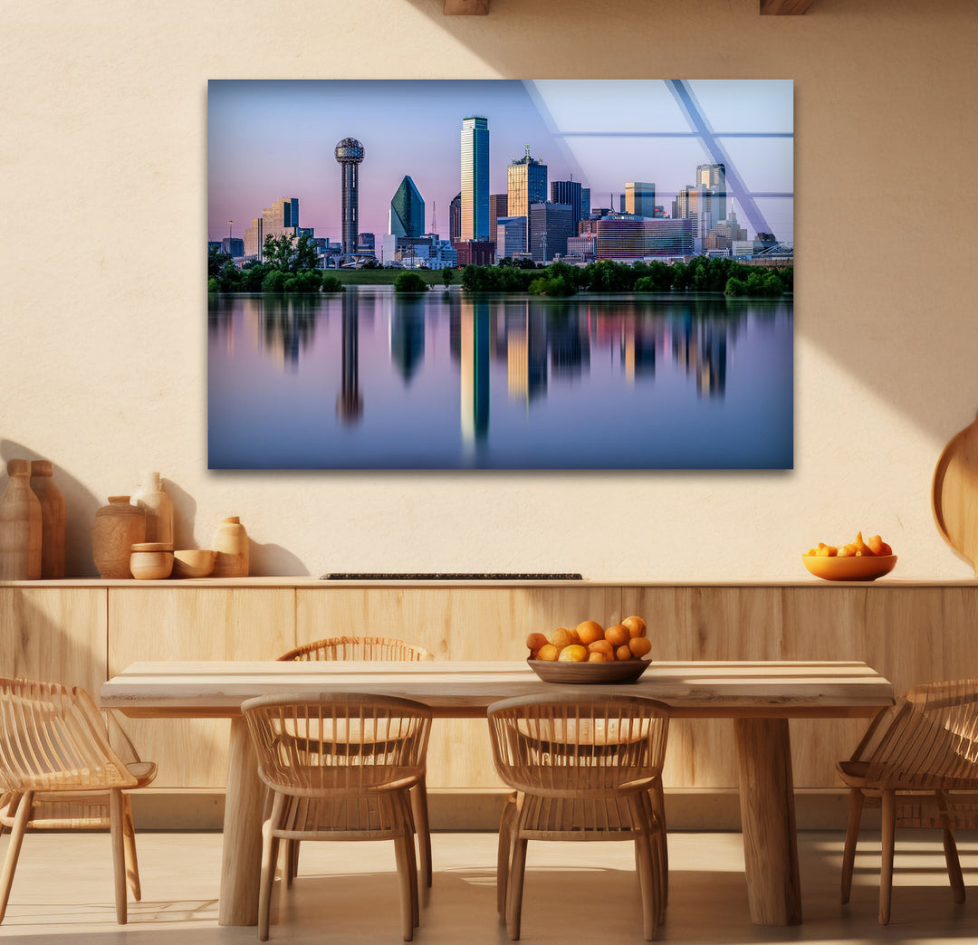 Glaswandkunst mit Skyline von Dallas – Stadtreflexionen auf dem Wasser