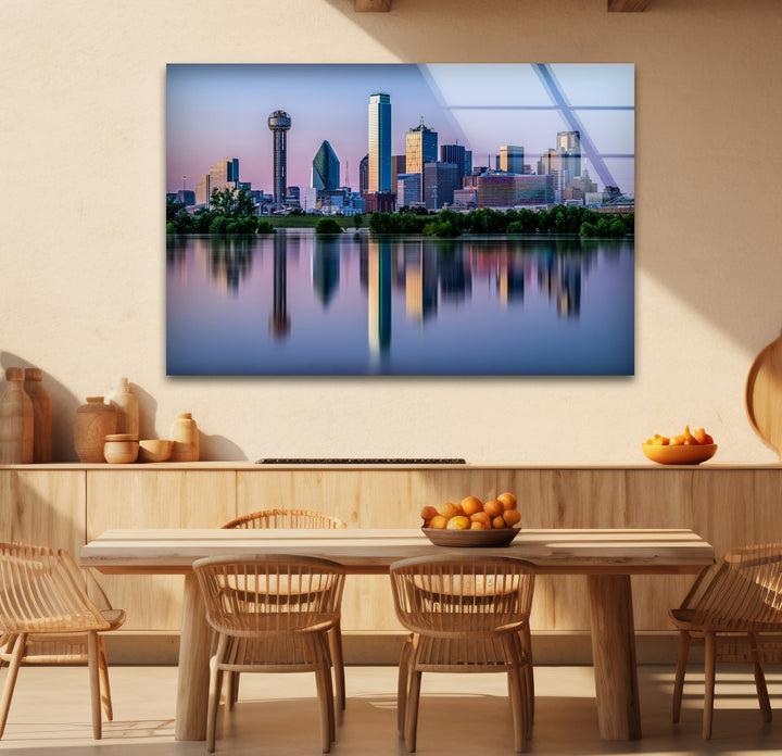 Glaswandkunst mit Skyline von Dallas – Stadtreflexionen auf dem Wasser