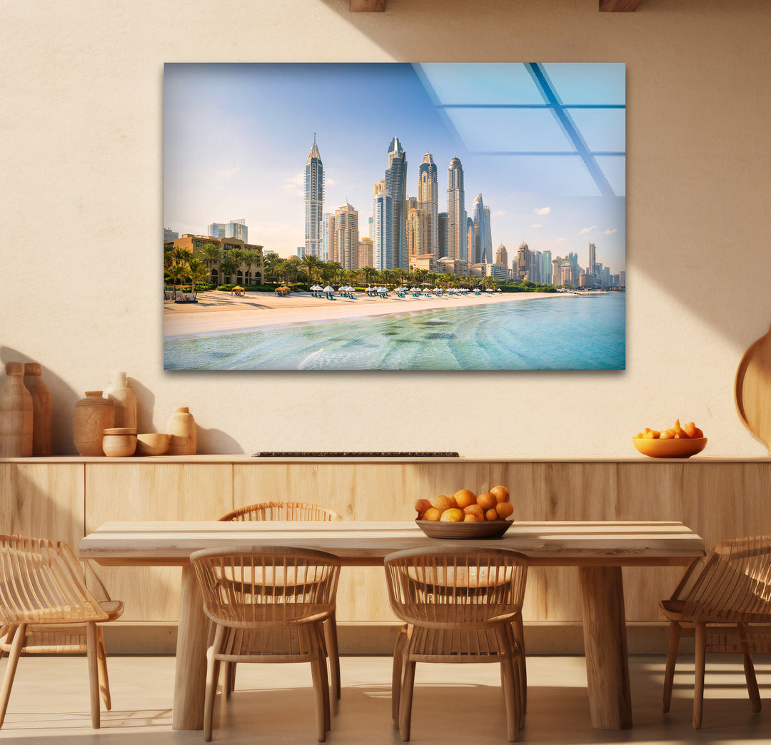 Glaswandkunst mit Skyline von Dubai – Blick auf die Stadt am Strand
