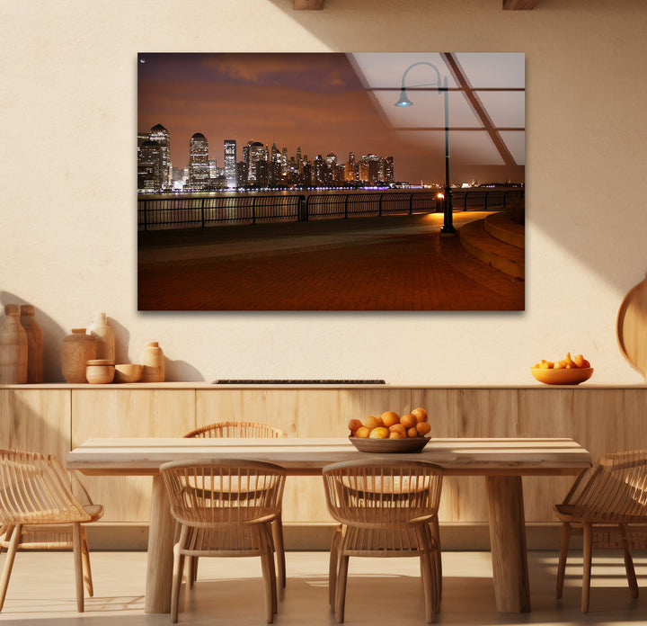 New York City Glaswandkunst – Skyline bei Nacht vom Hafen aus