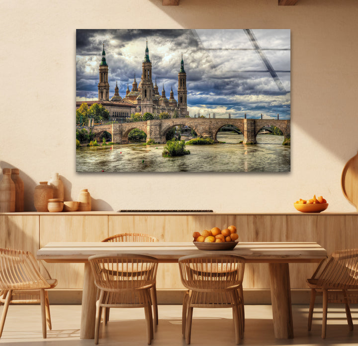 Glaswandkunst mit Skyline von Zaragoza – Basilica del Pilar und Steinbrücke