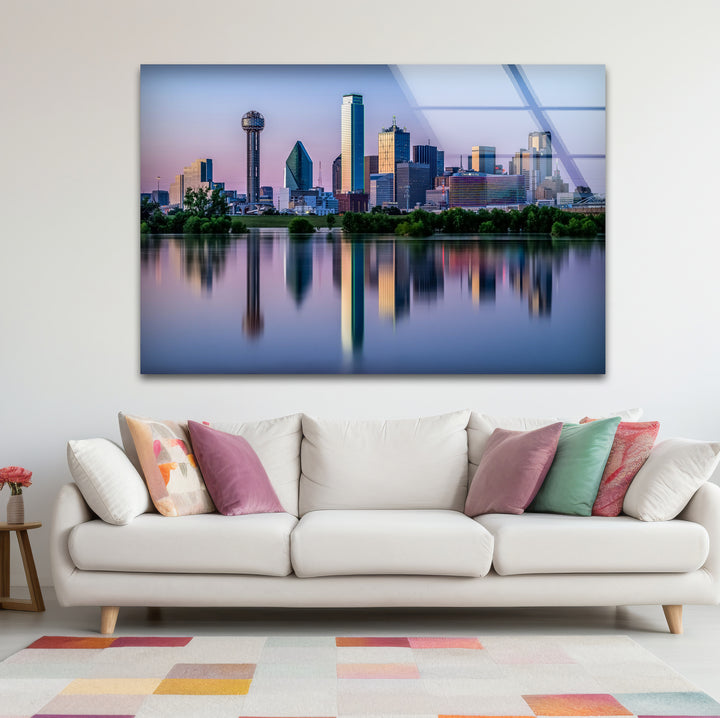 Glaswandkunst mit Skyline von Dallas – Stadtreflexionen auf dem Wasser