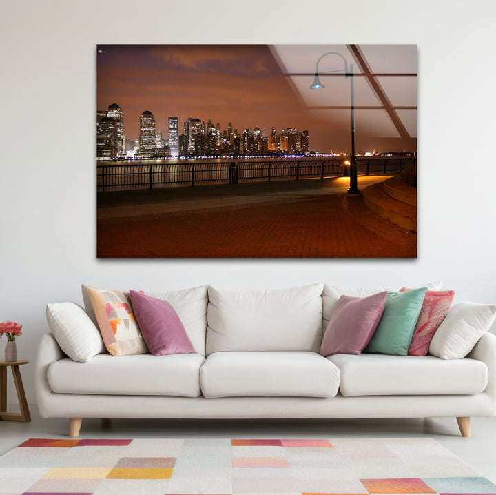 New York City Glaswandkunst – Skyline bei Nacht vom Hafen aus