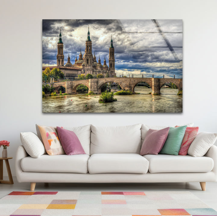 Glaswandkunst mit Skyline von Zaragoza – Basilica del Pilar und Steinbrücke