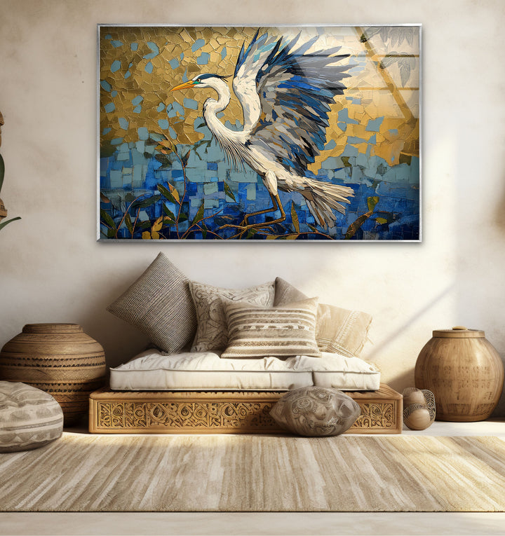 Flügel aus Gold – Mosaikreiher im Flug, Glaswandkunst