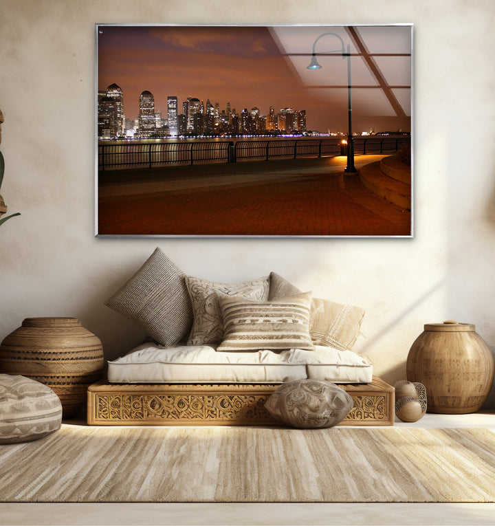 New York City Glaswandkunst – Skyline bei Nacht vom Hafen aus