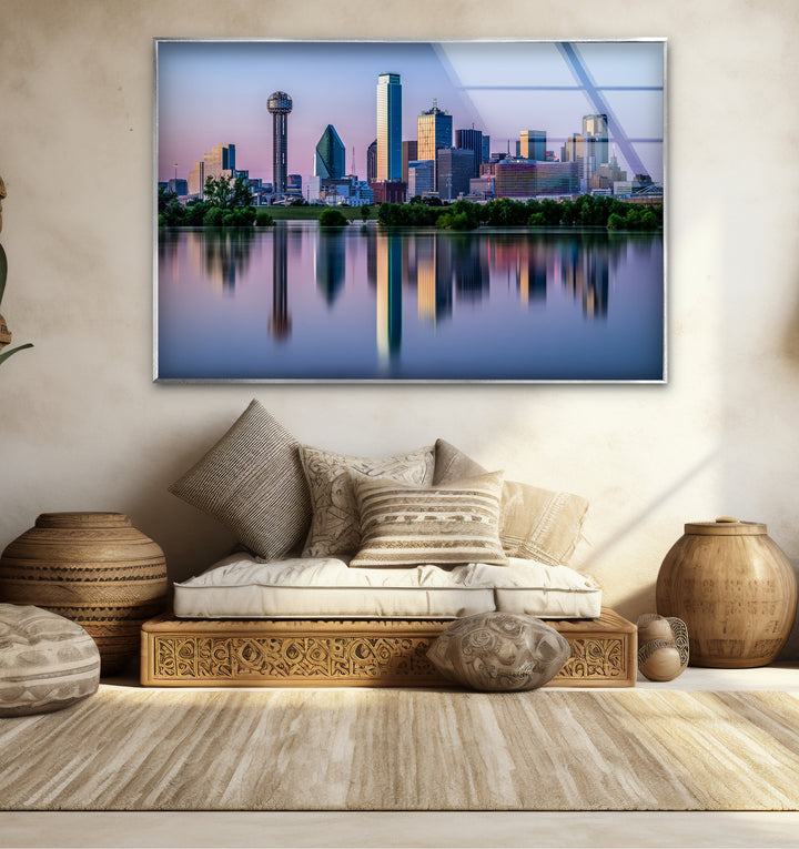 Glaswandkunst mit Skyline von Dallas – Stadtreflexionen auf dem Wasser