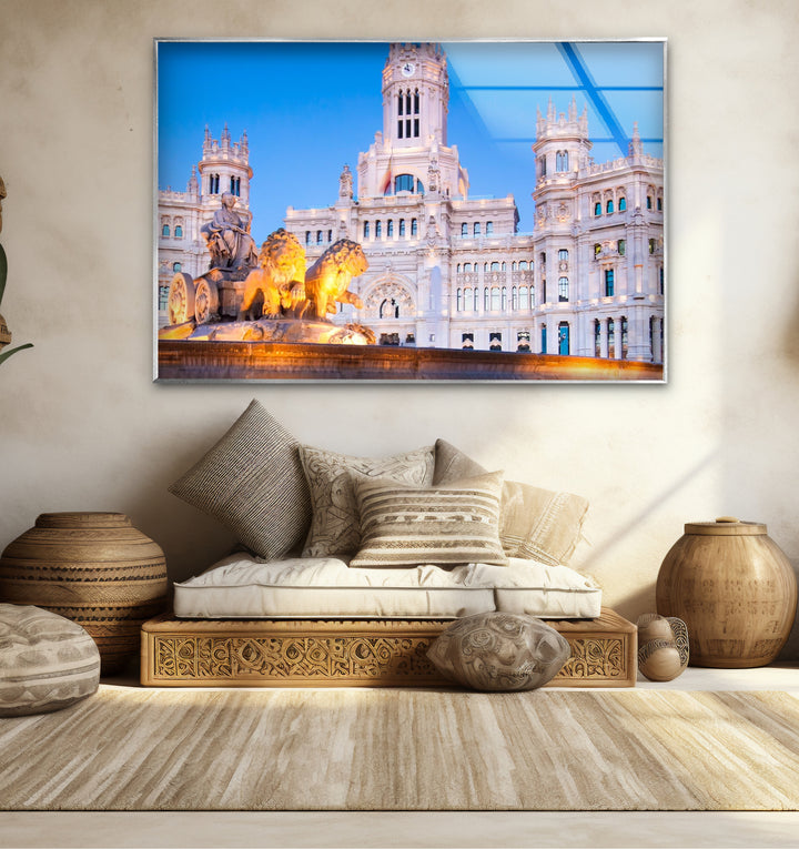 Madrider Glaswandkunst – Cibeles-Brunnen und Rathaus in der Dämmerung