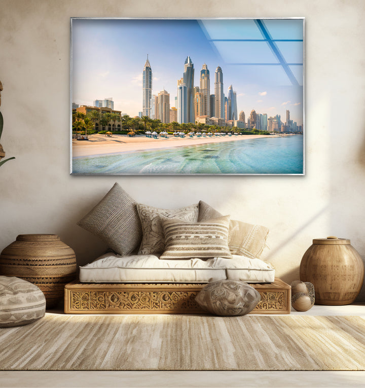Glaswandkunst mit Skyline von Dubai – Blick auf die Stadt am Strand