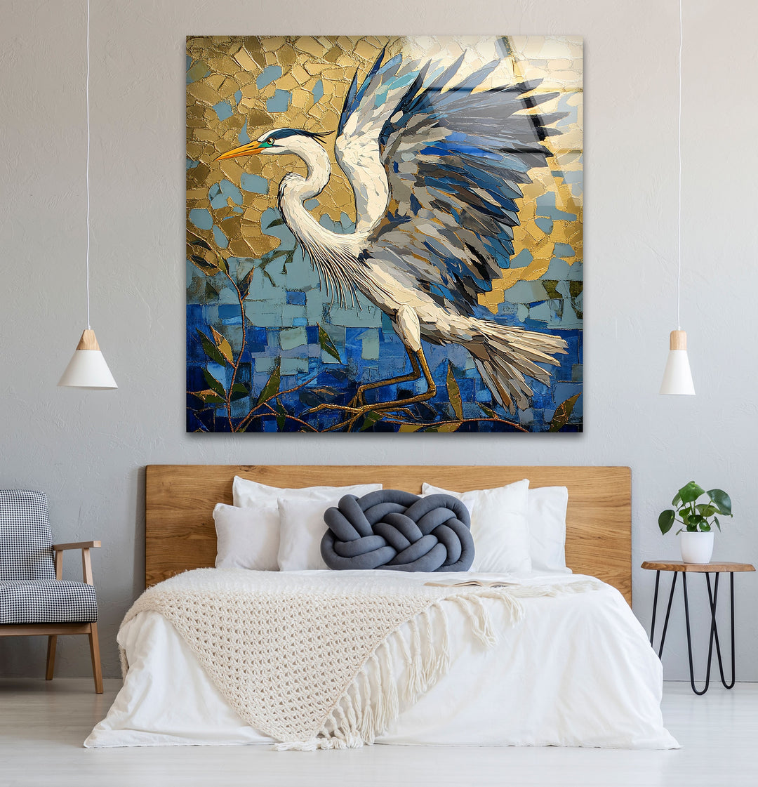 Flügel aus Gold – Mosaikreiher im Flug, Glaswandkunst
