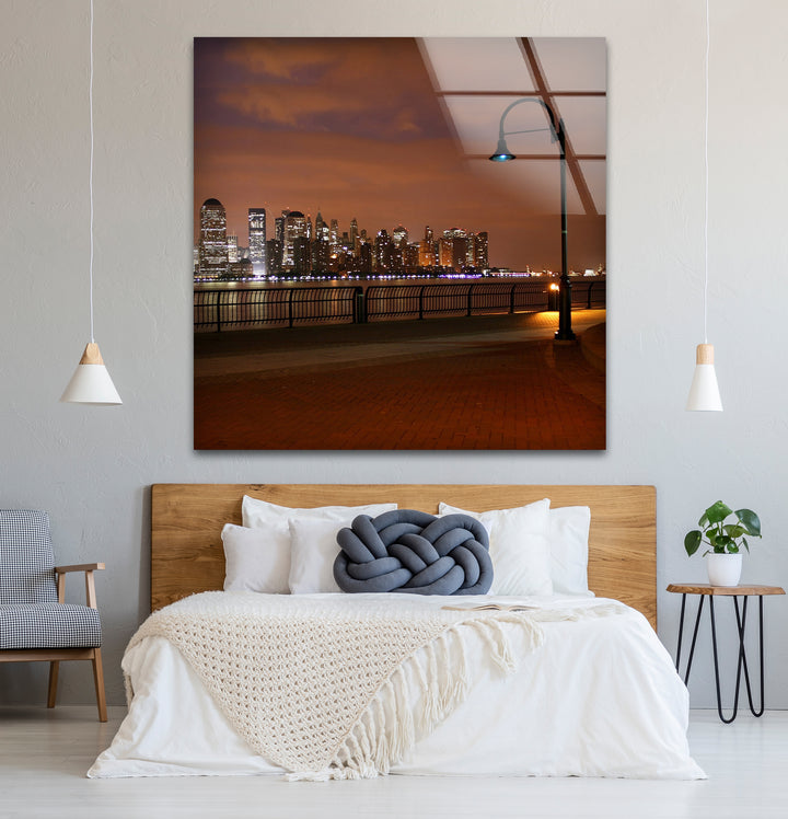 New York City Glaswandkunst – Skyline bei Nacht vom Hafen aus