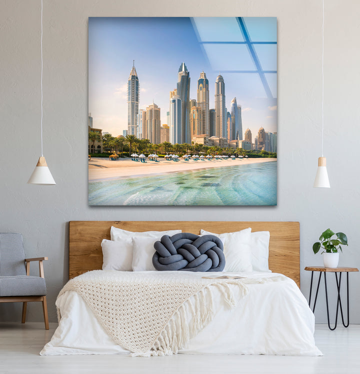 Glaswandkunst mit Skyline von Dubai – Blick auf die Stadt am Strand