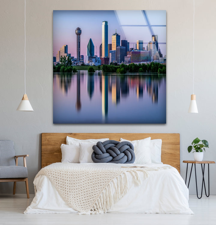 Glaswandkunst mit Skyline von Dallas – Stadtreflexionen auf dem Wasser