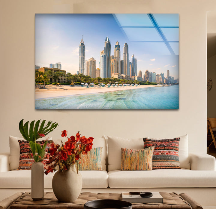 Glaswandkunst mit Skyline von Dubai – Blick auf die Stadt am Strand