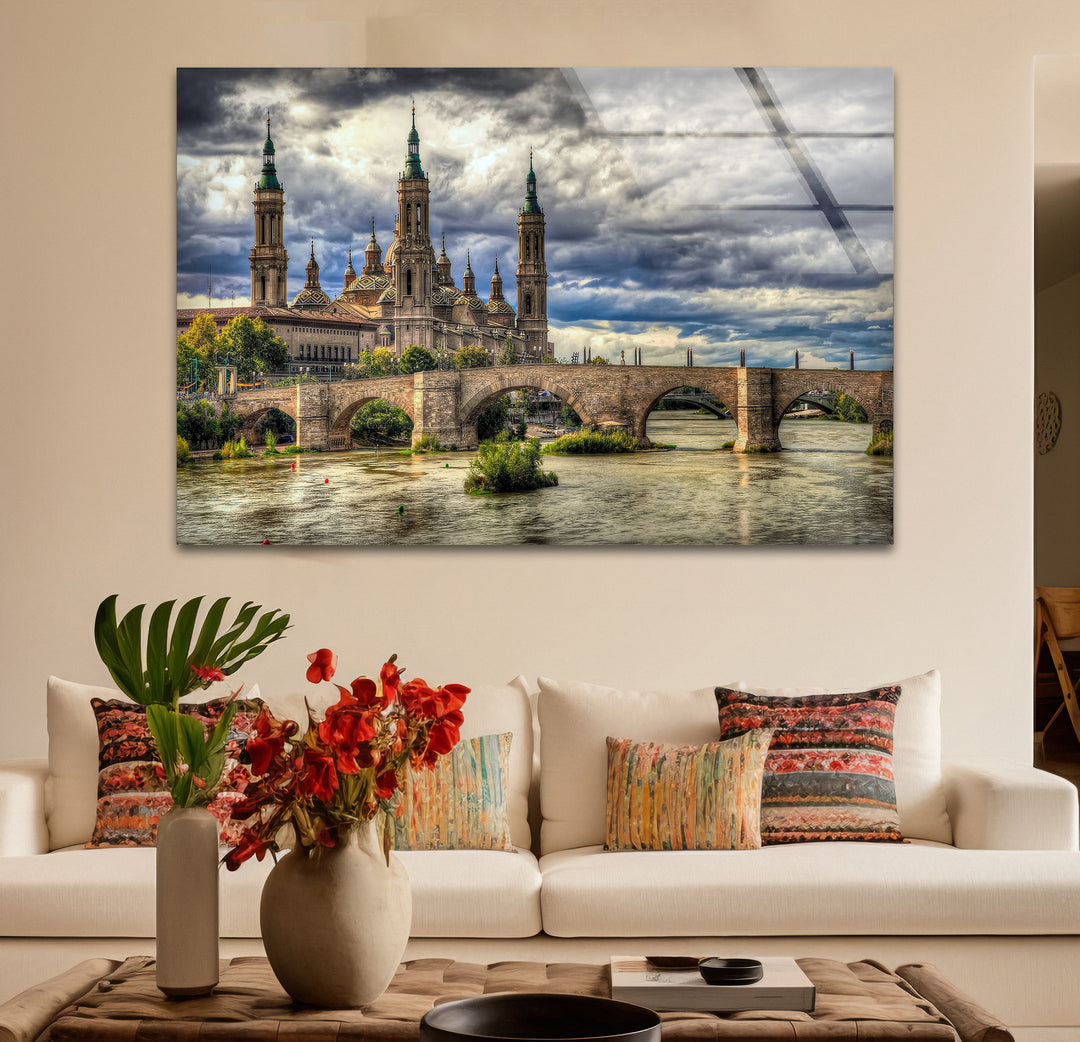 Glaswandkunst mit Skyline von Zaragoza – Basilica del Pilar und Steinbrücke