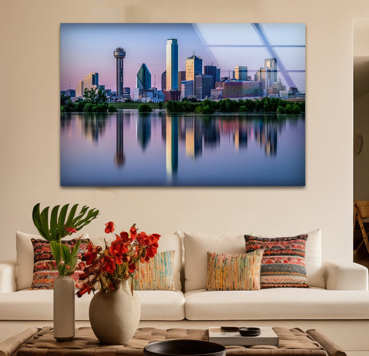 Glaswandkunst mit Skyline von Dallas – Stadtreflexionen auf dem Wasser