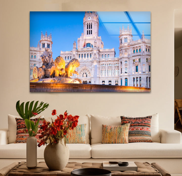 Madrider Glaswandkunst – Cibeles-Brunnen und Rathaus in der Dämmerung