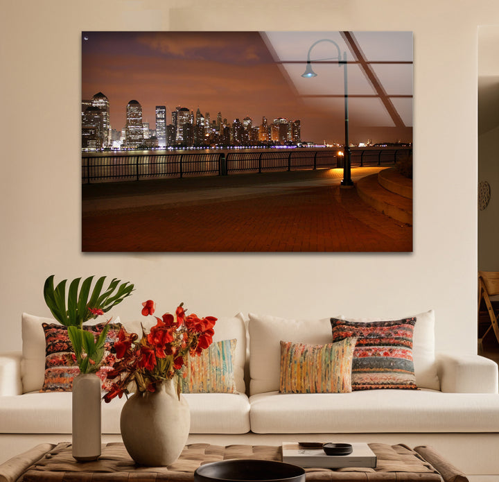 New York City Glaswandkunst – Skyline bei Nacht vom Hafen aus