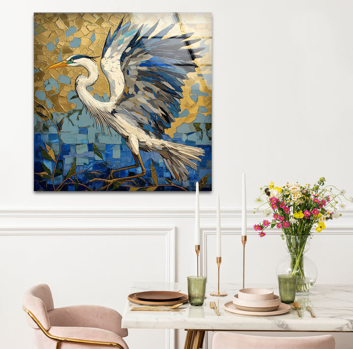 Flügel aus Gold – Mosaikreiher im Flug, Glaswandkunst