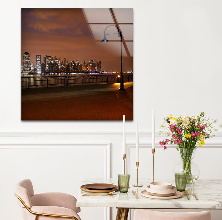 New York City Glaswandkunst – Skyline bei Nacht vom Hafen aus