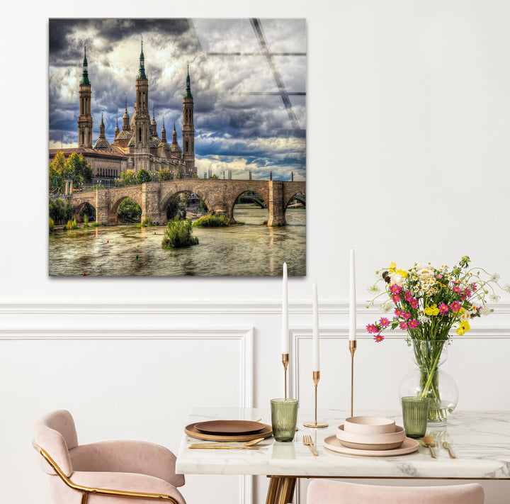 Glaswandkunst mit Skyline von Zaragoza – Basilica del Pilar und Steinbrücke