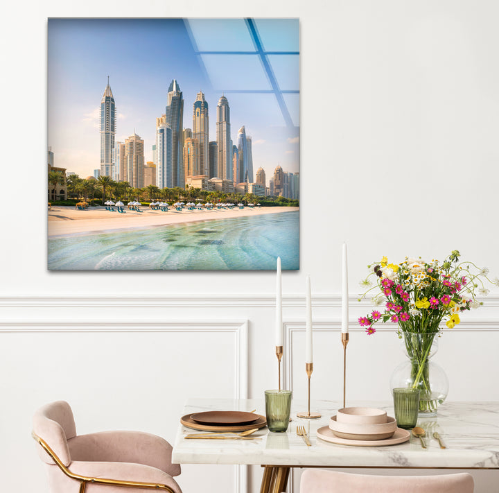 Glaswandkunst mit Skyline von Dubai – Blick auf die Stadt am Strand