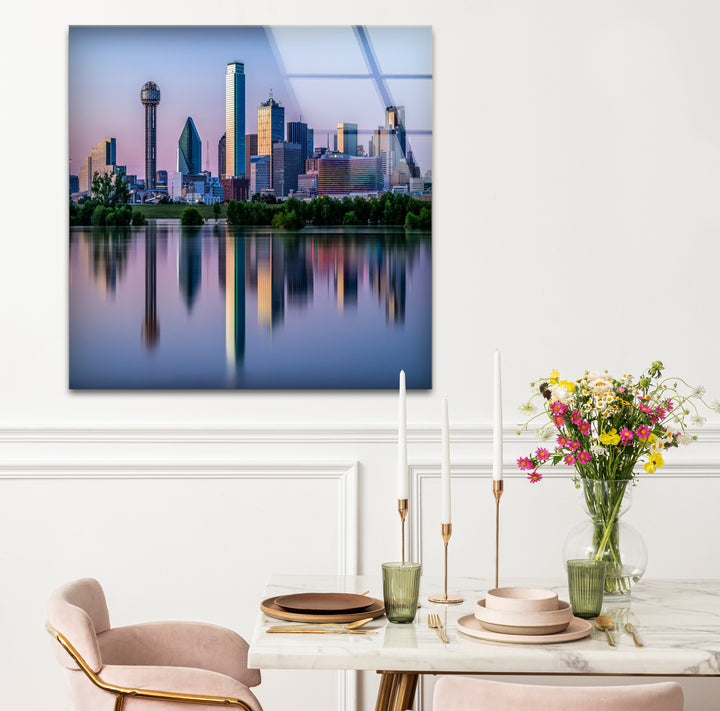 Glaswandkunst mit Skyline von Dallas – Stadtreflexionen auf dem Wasser