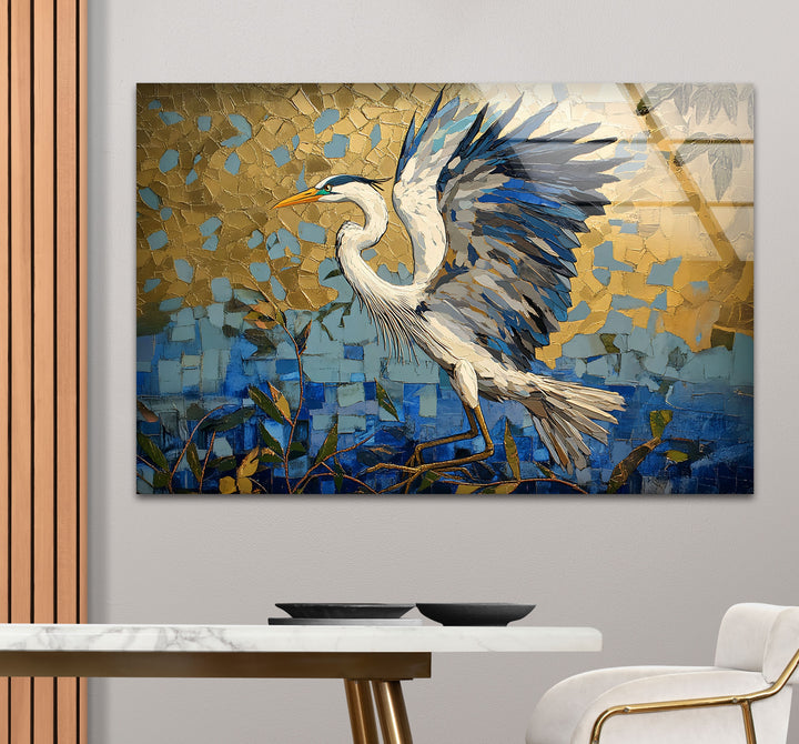 Flügel aus Gold – Mosaikreiher im Flug, Glaswandkunst