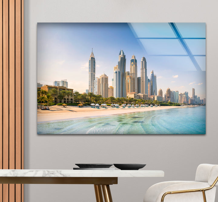Glaswandkunst mit Skyline von Dubai – Blick auf die Stadt am Strand
