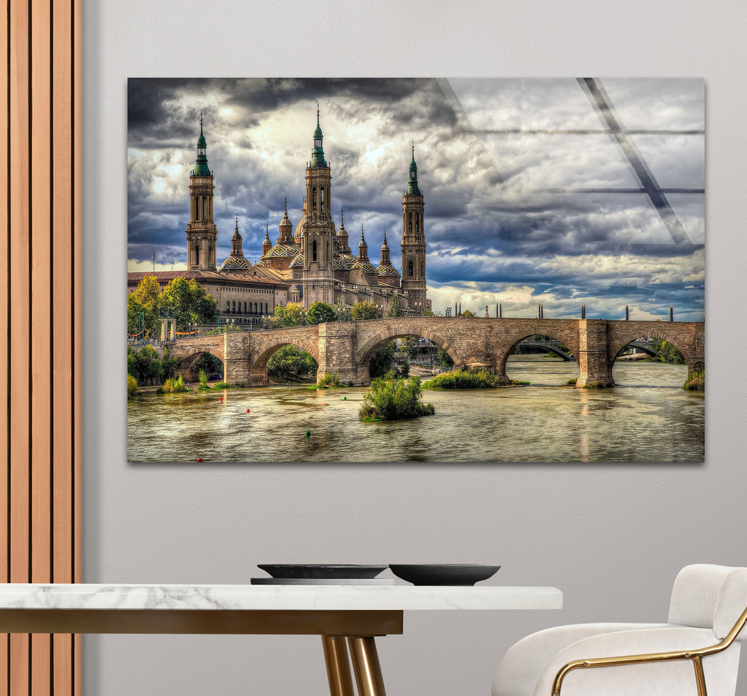 Glaswandkunst mit Skyline von Zaragoza – Basilica del Pilar und Steinbrücke