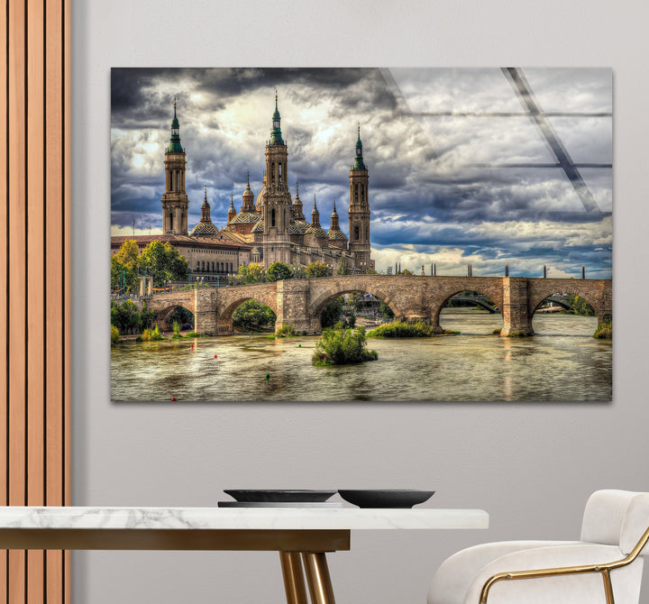 Glaswandkunst mit Skyline von Zaragoza – Basilica del Pilar und Steinbrücke