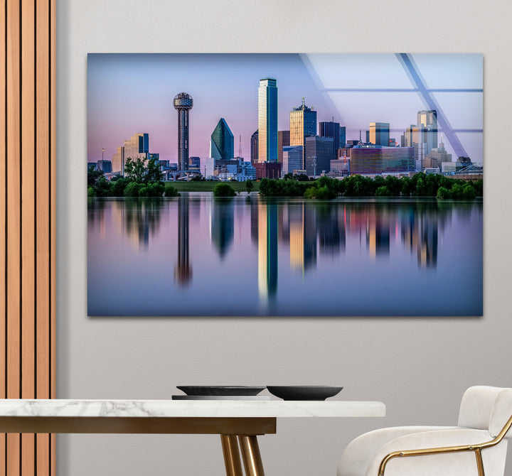 Glaswandkunst mit Skyline von Dallas – Stadtreflexionen auf dem Wasser