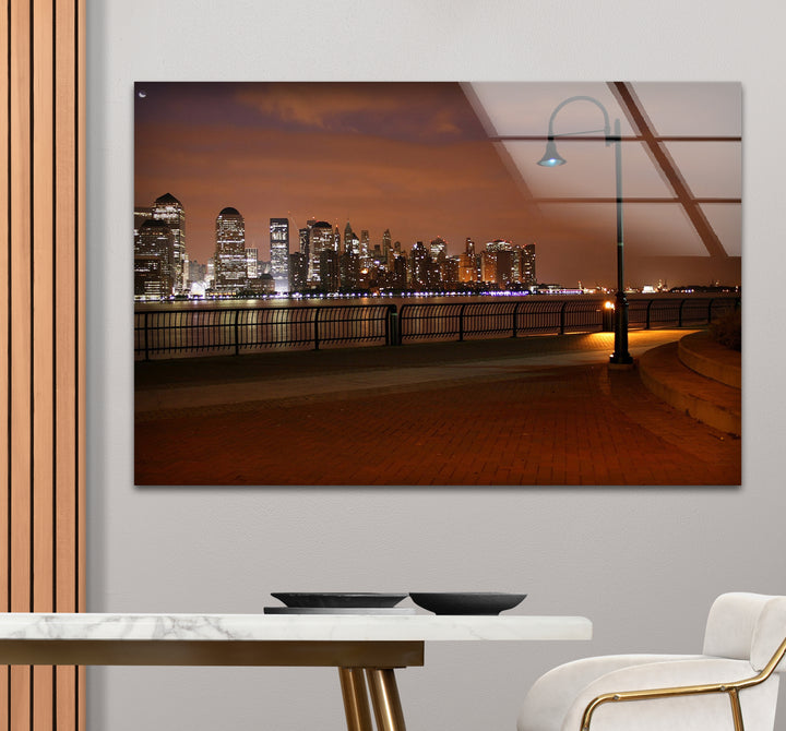 New York City Glaswandkunst – Skyline bei Nacht vom Hafen aus