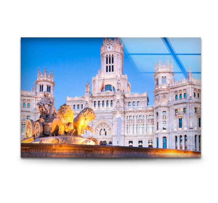 Madrider Glaswandkunst – Cibeles-Brunnen und Rathaus in der Dämmerung
