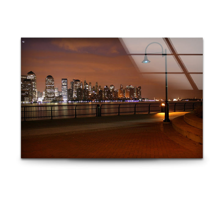 New York City Glaswandkunst – Skyline bei Nacht vom Hafen aus