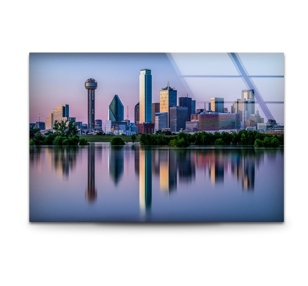 Glaswandkunst mit Skyline von Dallas – Stadtreflexionen auf dem Wasser