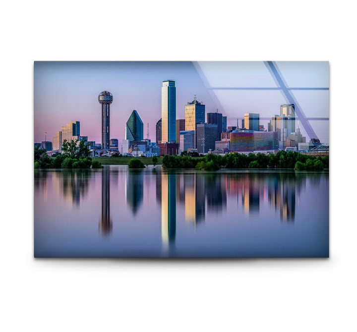 Glaswandkunst mit Skyline von Dallas – Stadtreflexionen auf dem Wasser