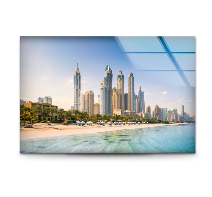 Glaswandkunst mit Skyline von Dubai – Blick auf die Stadt am Strand