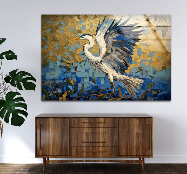 Flügel aus Gold – Mosaikreiher im Flug, Glaswandkunst