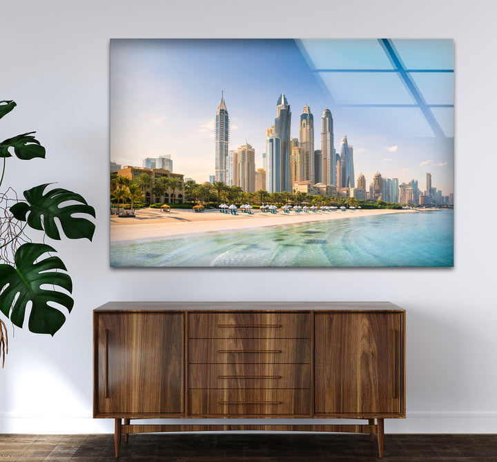 Glaswandkunst mit Skyline von Dubai – Blick auf die Stadt am Strand