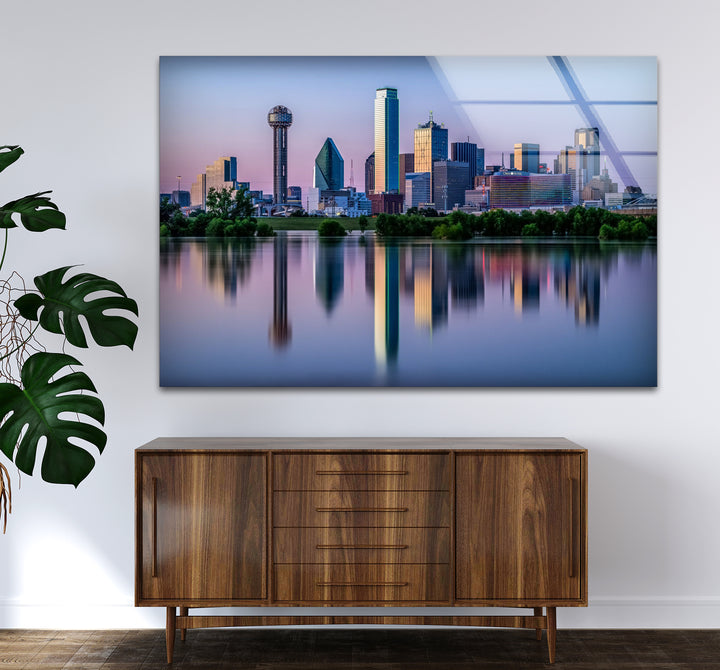 Glaswandkunst mit Skyline von Dallas – Stadtreflexionen auf dem Wasser