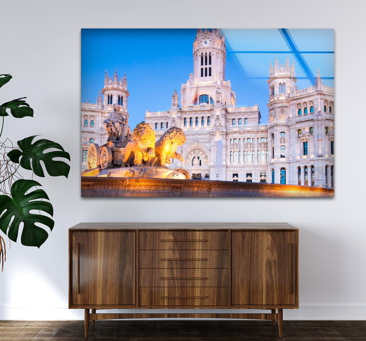 Madrider Glaswandkunst – Cibeles-Brunnen und Rathaus in der Dämmerung